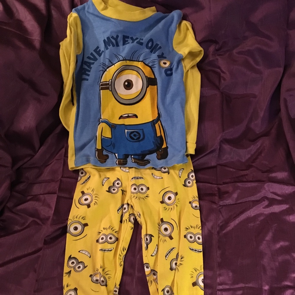 Minion Pjs boys sz 8 fits like a 6